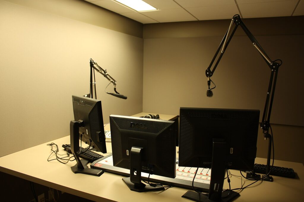 Studio de radio avec micros et console de mixage