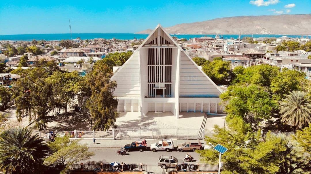 Vue aérienne de la cathédrale des Gonaïves et du centre-ville, avec la mer en arrière-plan