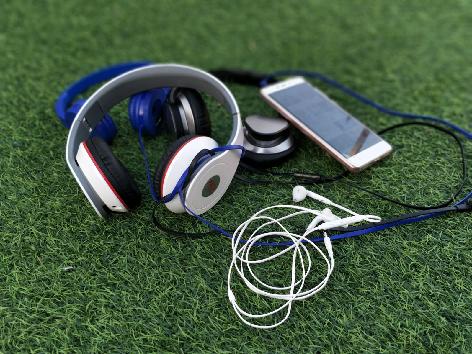 Casque audio de studio sur fond sombre